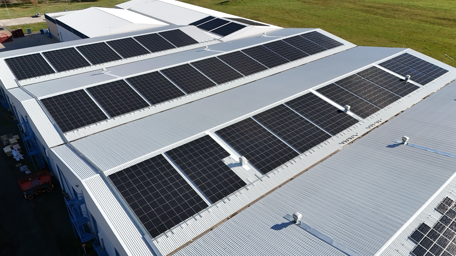 Blayney 600kW commercial rooftop solar install — ATI